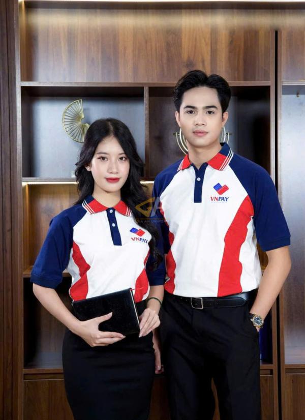 Áo đồng phục polo màu trắng phối tim than, đỏ tươi.